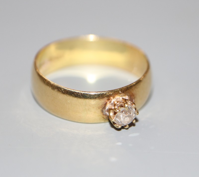 A modern 18ct gold and solitaire diamond set ring, size Q, gross 4.6 grams.